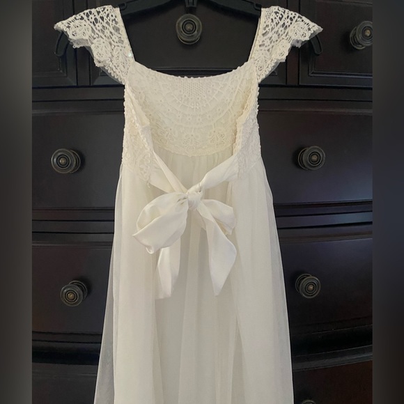 Beautiful white fancy dress. Delicate sequin and tool. Floor length. - Picture 5 of 7